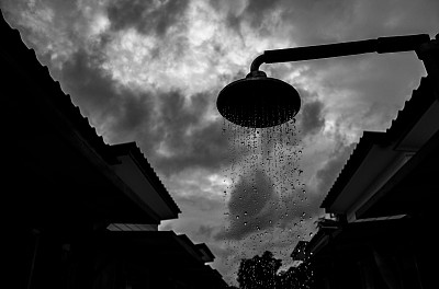 阴天莲蓬头下降图片下载