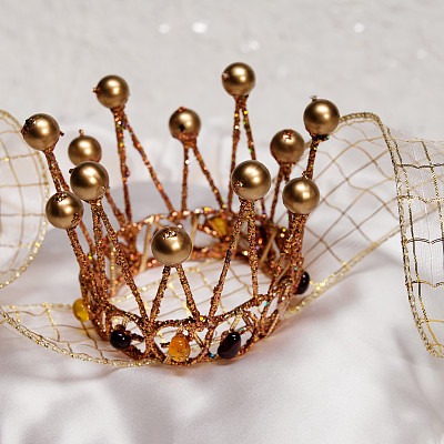 白色背景上的金色皇冠图片下载