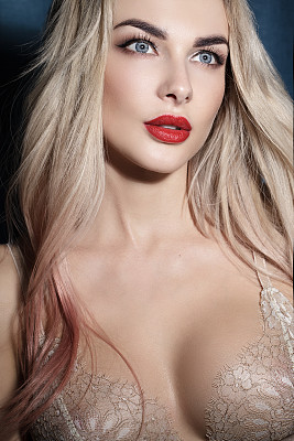 漂亮的金发女孩，红唇红胸图片下载