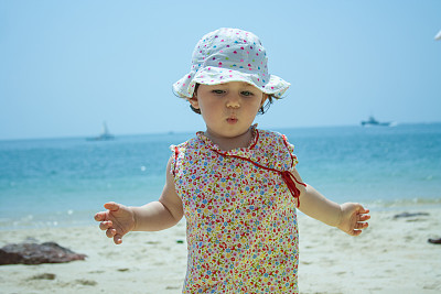 沙滩上的小女孩图片下载