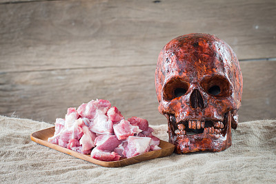 骷髅头和生肉，静物写真图片下载
