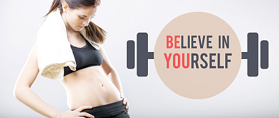 相信自己，女人看着平坦的腹部图片下载