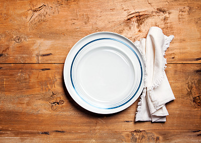 桌上空盘子图片下载