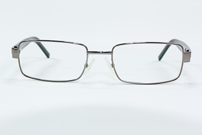 白色背景眼镜特写镜头图片下载