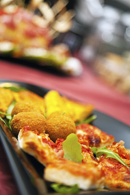 肉丸，披萨，蔬菜在黑色的盘子图片下载