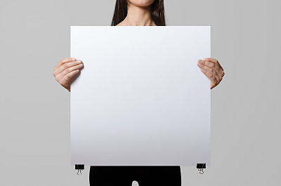 女人拿着一张空白海报，50x50的方形，模拟的。图片下载