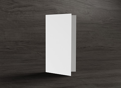 传单封面站在木背景上图片下载