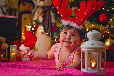 可爱的小女孩在除夕抬头仰望图片下载