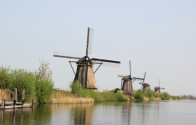 运河岸边的风车。图片下载