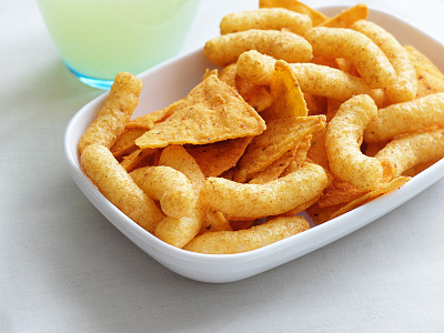 垃圾食品和一杯柠檬水。图片下载