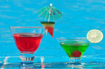 游泳池附近有橙汁和鸡尾酒图片下载