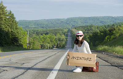 搭顺风车的小女孩手里拿着海报图片下载
