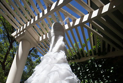 现代白色婚纱图片下载