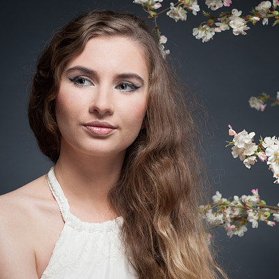 春天的女孩图片下载