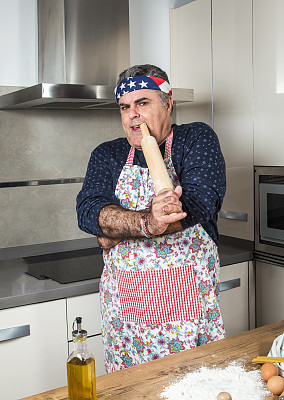 男厨师做意大利面图片下载