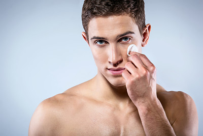 赤裸上身的年轻人图片下载