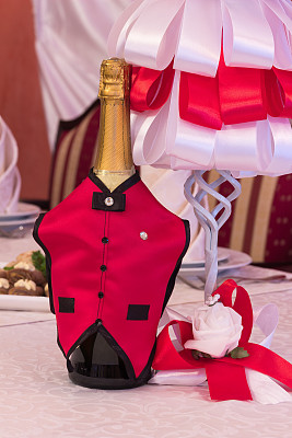 桌上放着香槟酒瓶和杯子图片下载