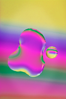 水滴在彩色背景上图片下载