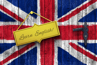 木门上的金色盘子，上面挂着英国国旗图片下载