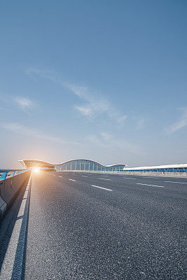 空旷的道路，阴天和阳光图片下载