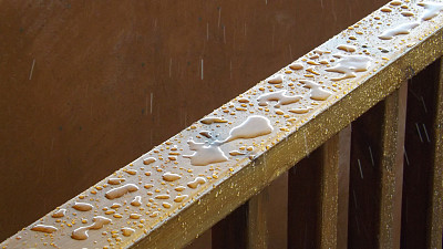 雨点落在阳台上图片下载