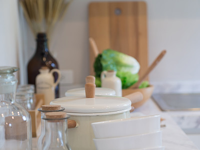 现代厨房和舒适的照明图片下载