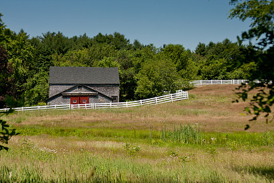 马纬度-新英格兰夏季马厩场景图片下载