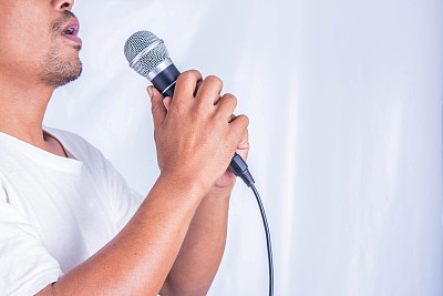 年轻人唱歌图片下载