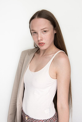 优雅性感的年轻女孩图片下载