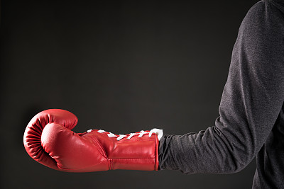 戴拳击手套的男人，适用于杂志或设计作品的照片图片下载