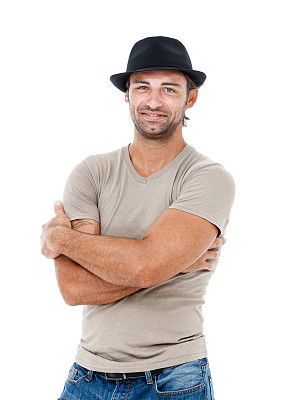 微笑的年轻人，双臂交叉。图片下载