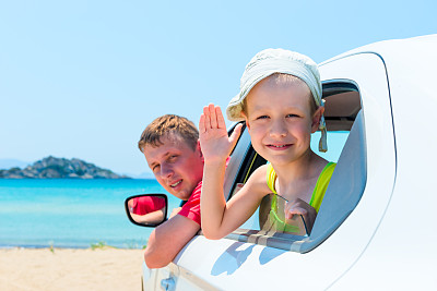 快乐的爸爸和儿子望着窗外的车图片下载