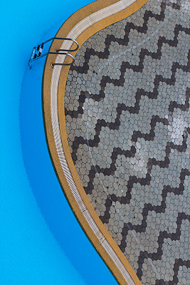 蓝色游泳池和楼梯的曲线边框图片下载