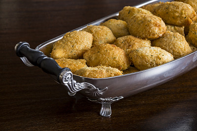 不锈钢盘子里的鳕鱼饼。图片下载