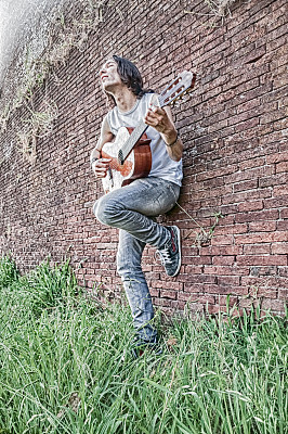 吉他手在户外玩图片下载