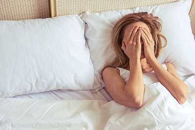 清晨的女孩图片下载