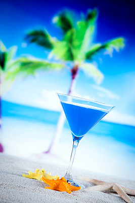 海滩上的热带饮品图片下载