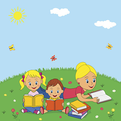 母亲，女儿和儿子在绿色的草地上读书图片下载