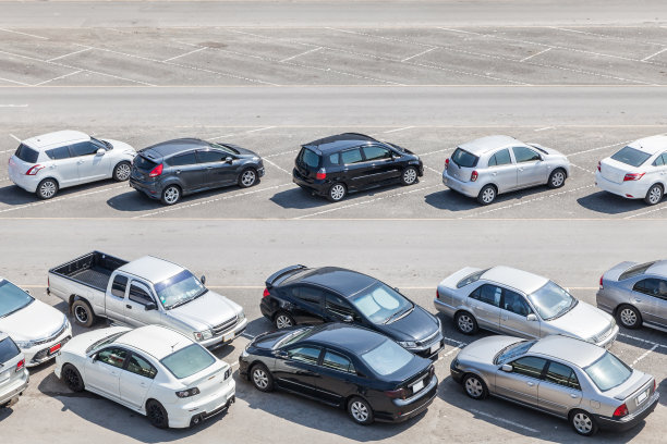 俯视图的汽车停车场图片下载