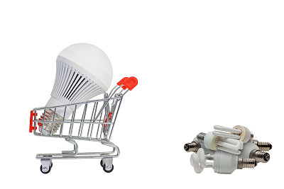 推车上的LED灯泡和一堆旧灯泡。图片下载