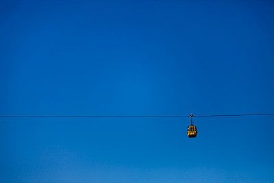 单黄色缆车车厢的彩色图片图片下载