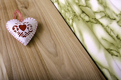 木制背景上的心。图片下载