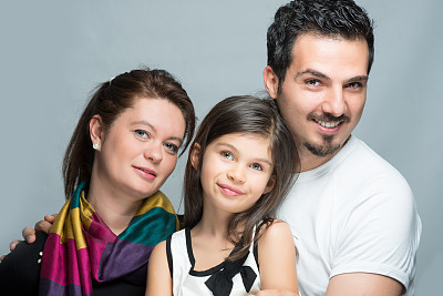 现代家庭的父亲，母亲和女儿微笑图片下载