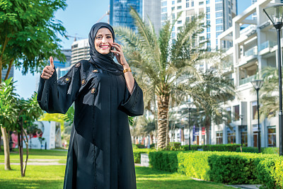 戴着头巾的阿拉伯女商人正在用手机交谈图片下载
