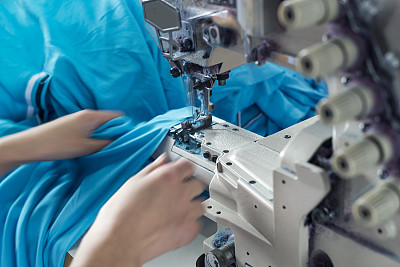 缝纫机及衣物图片下载