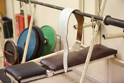 举重用的皮带和彩色杠铃图片下载