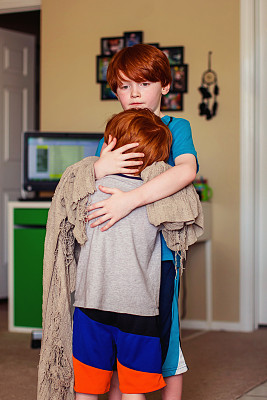 兄弟般的拥抱图片下载