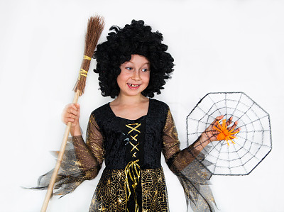 女孩穿着女巫装摆姿势图片下载