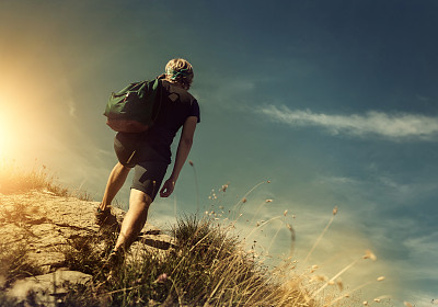 男人爬上小山图片下载