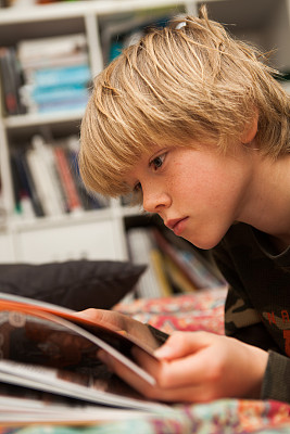 男孩正在看书图片下载